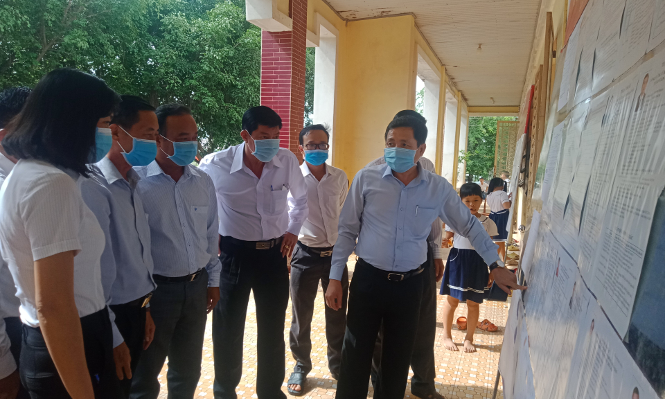 Phó Trưởng Ban bầu cử tỉnh Long An- Mai Văn Nhiều kiểm tra công tác bầu cử tại huyện Đức Huệ