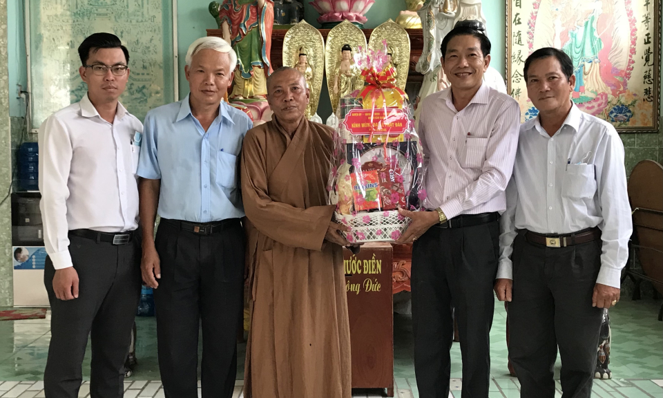 Lãnh đạo huyện Cần Giuộc chúc mừng Đại Lễ Phật Đản