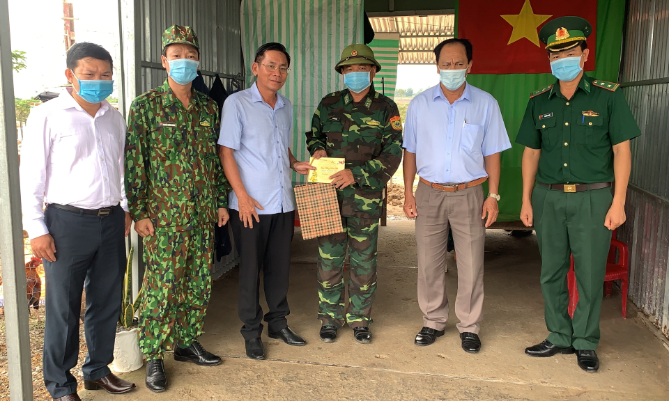 Thăm các chốt phòng, chống Covid-19 tại Tân Hưng