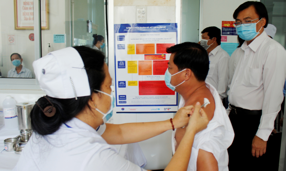 Các địa phương đồng loạt tiêm vaccin Covid-19 đợt đầu tiên cho đối tượng ưu tiên