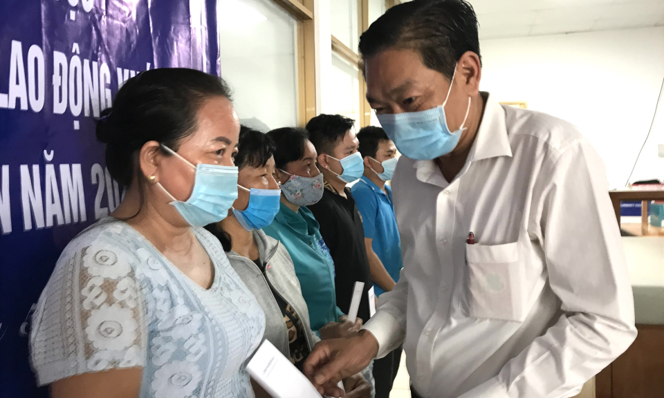 Lãnh đạo huyện Cần Giuộc tặng quà cho công nhân có hoàn cảnh khó khăn
