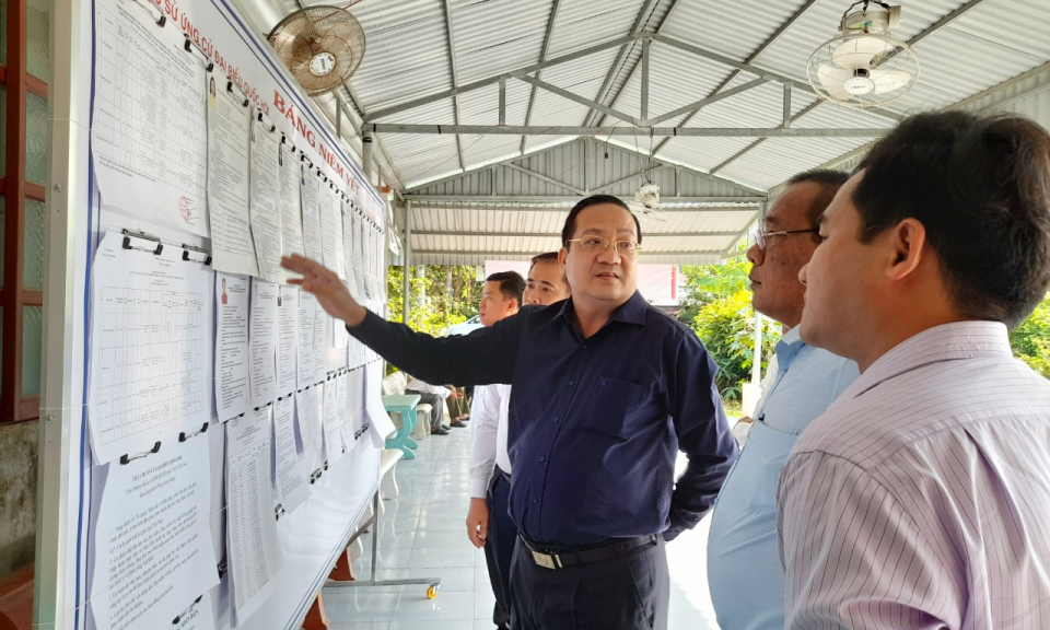 Phó Chủ tịch UBND tỉnh-Nguyễn Minh Lâm kiểm tra công tác chuẩn bị bầu cử tại huyện Tân Thạnh