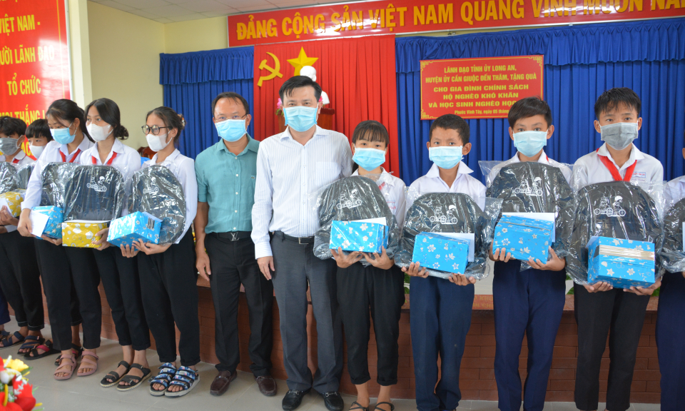 Phó Bí thư Tỉnh ủy trao quà cho gia đình chính sách, hộ nghèo Cần Giuộc