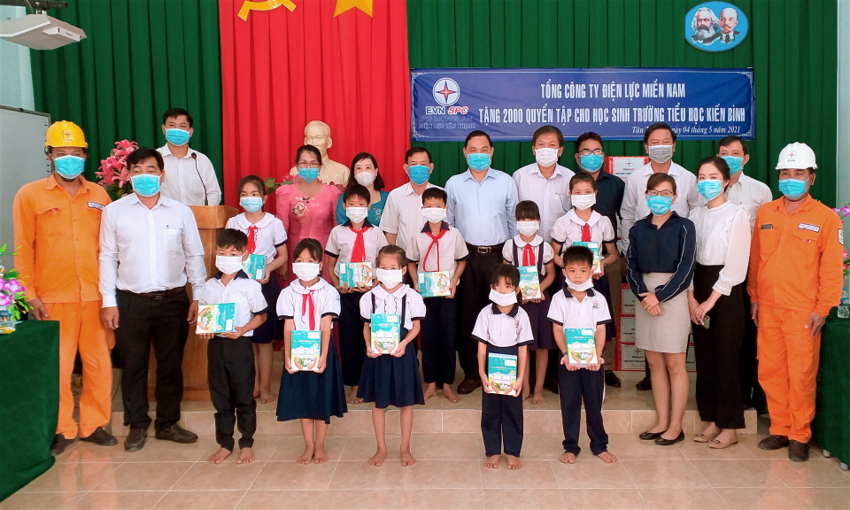 Tân Thạnh: Trao tặng nhà tình thương và quà cho học sinh nghèo có hoàn cảnh khó khăn