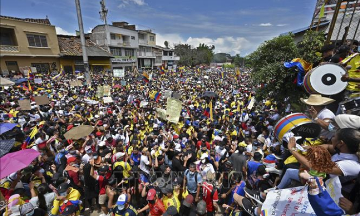 Biểu tình bạo loạn kéo dài phản đối cải cách thuế tại Colombia