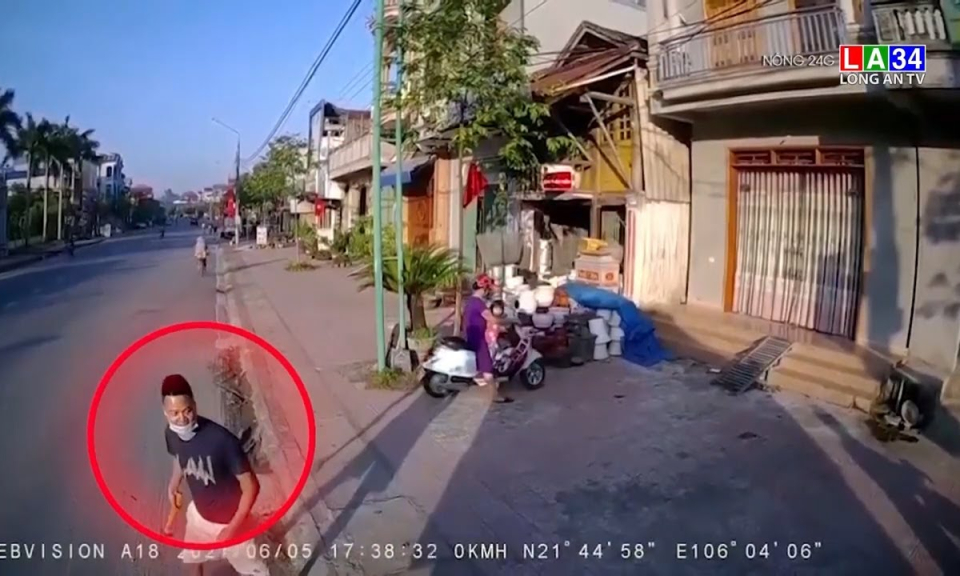 Camera nóng | Suýt va chạm trên đường, tài xế xe tải &#8220;hùng hỗ&#8221; cầm búa dọa nữ &#8220;ninja&#8221;