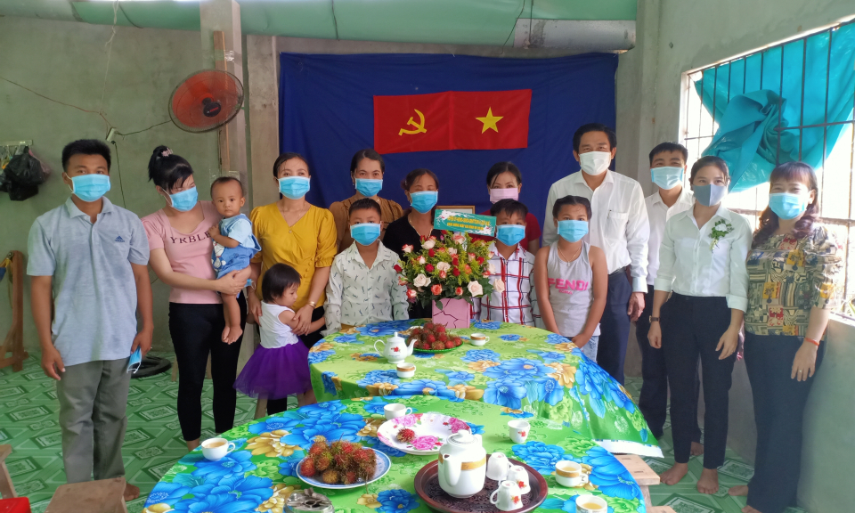 Đức Huệ: Thăm gia đình tiêu biểu nhân kỷ niệm Ngày gia đình Việt Nam