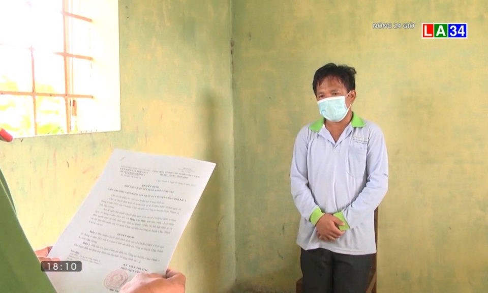 Bé gái đang đạp xe bất ngờ bị gã bán vé số quật xuống vệ đường để hiếp dâm