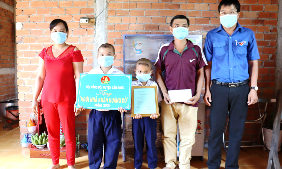 Hội đồng Đội huyện Cần Đước trao nhà khăn quàng đỏ cho đội viên vượt khó