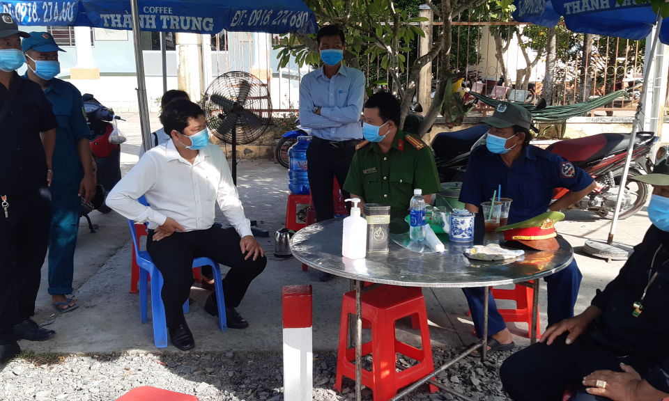 Châu Thành: Thăm cán bộ các chốt kiểm soát, phòng chống dịch Covid-19