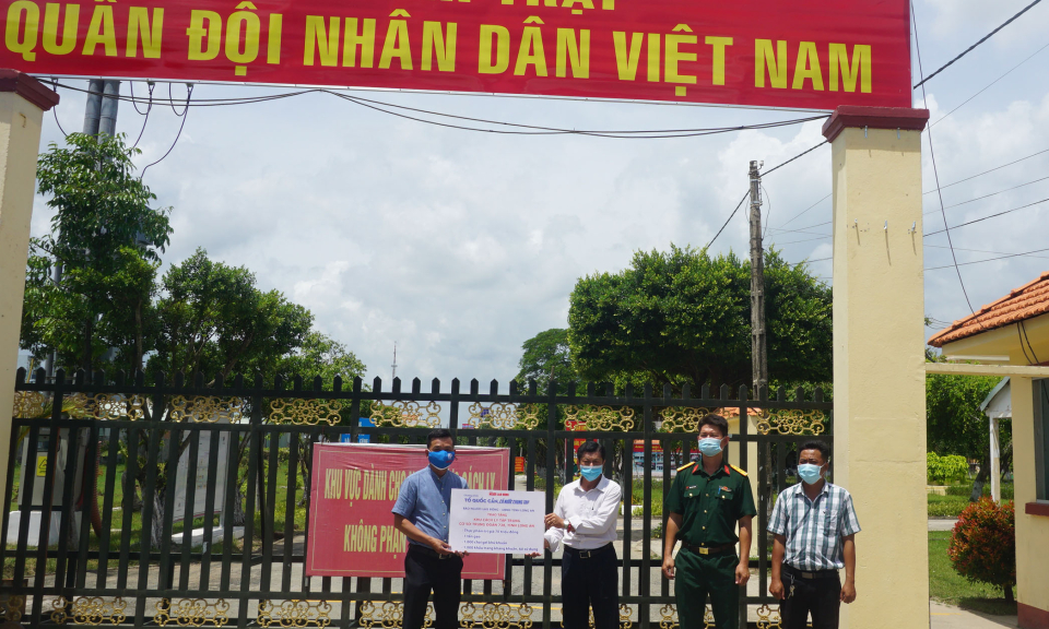 Báo Người Lao động tặng quà Khu cách ly tập trung cơ sở Trung đoàn 738