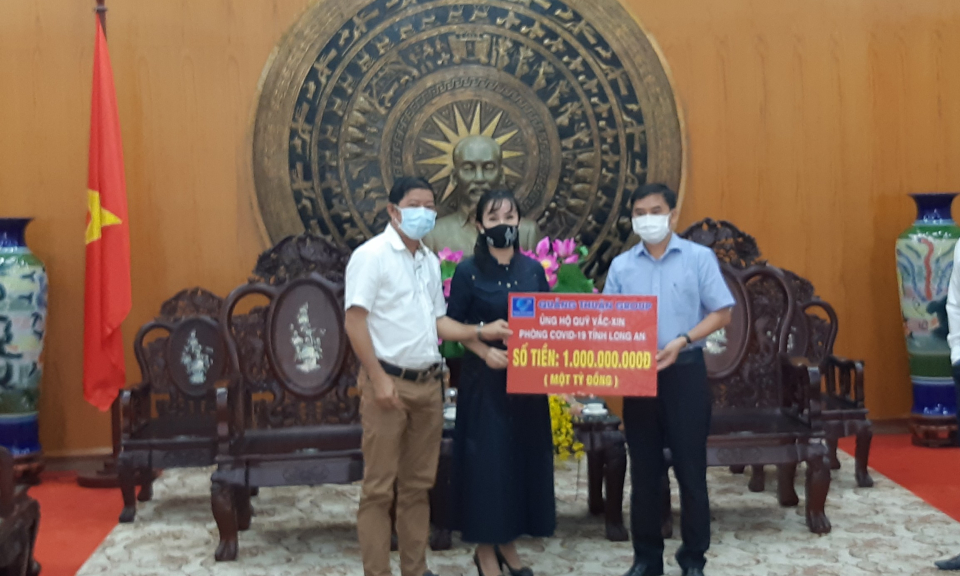 Chủ tịch UBND tỉnh Long An tiếp nhận kinh phí ủng hộ Quỹ vắc-xin phòng Covid-19