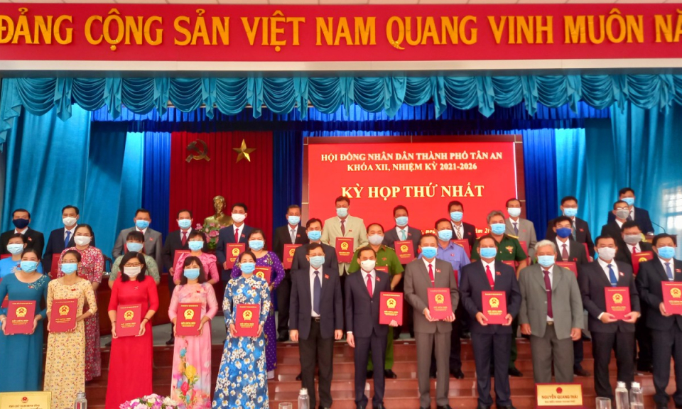 Bí thư thành ủy-Lê Công Đỉnh được bầu Chủ tịch HĐND TP Tân An