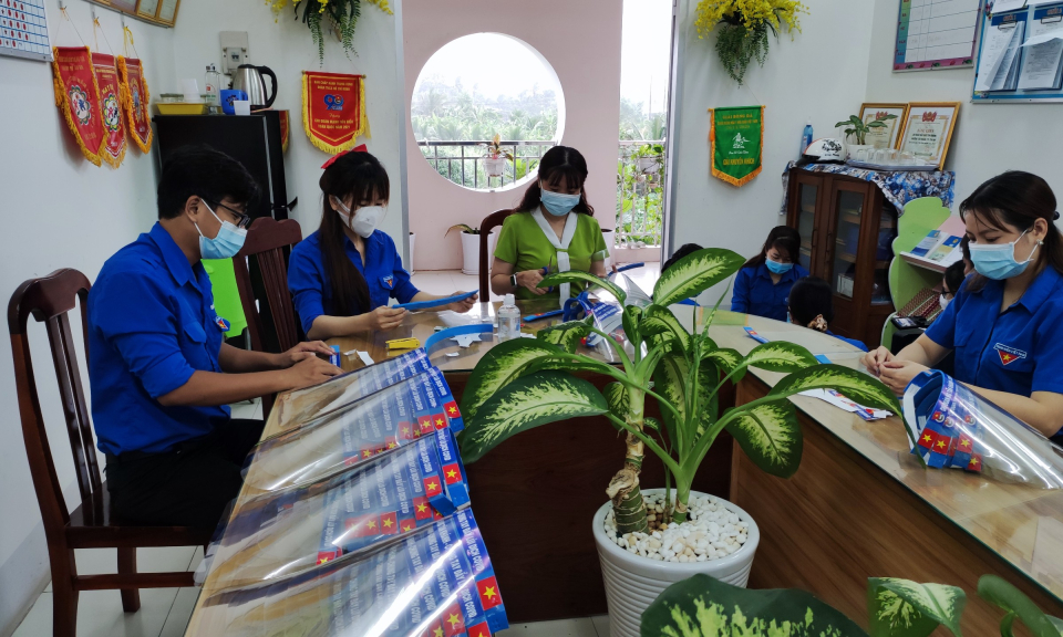 500 tấm kính giọt bắn gửi đến tuyến đầu chống dịch