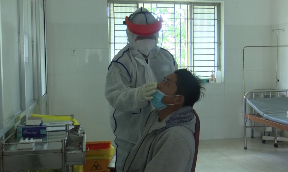 Tân Trụ: Test nhanh kháng nguyên virut SARS- CoV-2 cho trên 2.000 lượt người