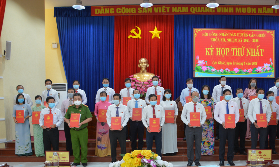 Cần Giuộc: Bầu các chức danh chủ chốt HĐND, UBND huyện
