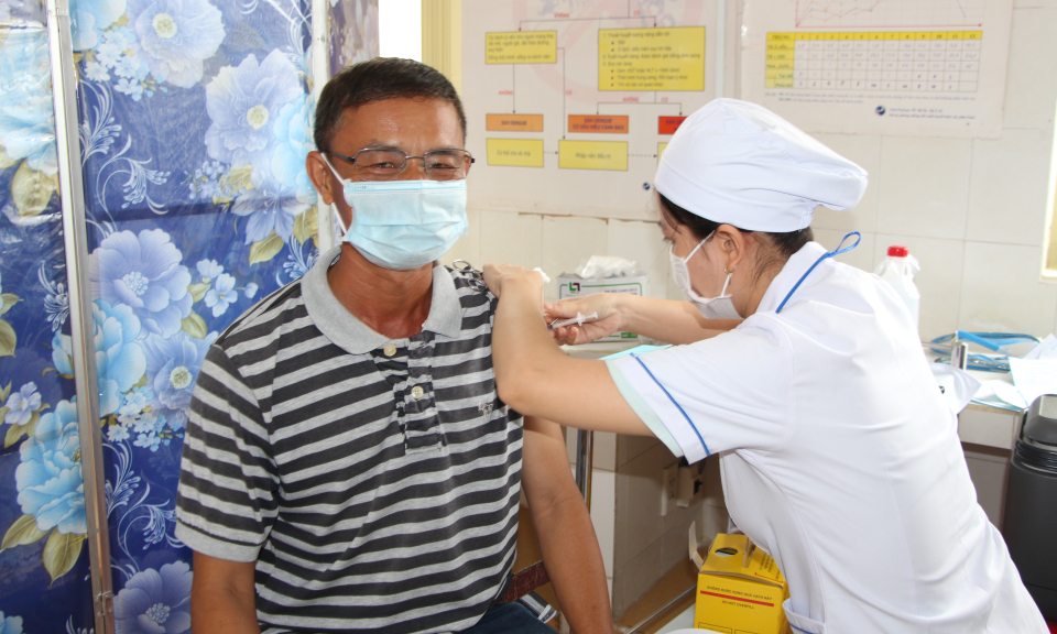 Thủ Thừa: Hoàn thành tiêm trên 2700 liều vắc xin phòng Covid-19