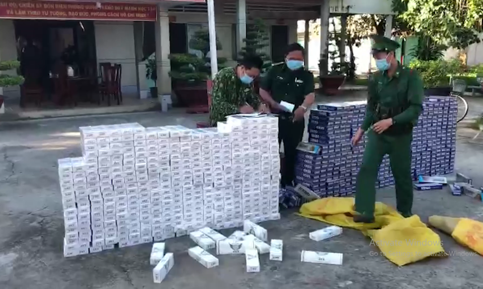 Đồn biên phòng Sông Trăng thu giữ lượng lớn thuốc lá ngoại nhập lậu