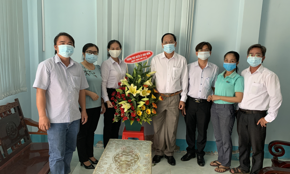 Tân Hưng: Lãnh đạo huyện chúc mừng 96 năm Ngày báo chí cách mạng Việt Nam 21/6
