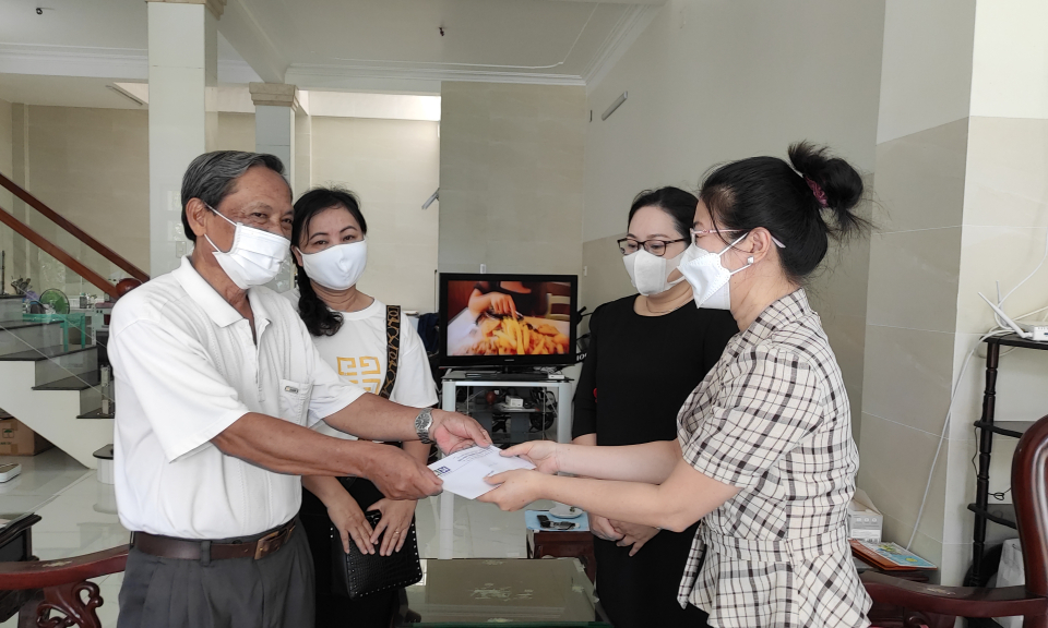 Đài PT-TH Long An thăm, tặng quà các nhà báo, cán bộ hưu trí