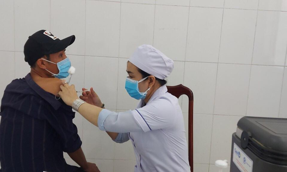 Bến Lức: Tiêm vaccine phòng Covid-19 đợt 2 cho trên 3.000 người