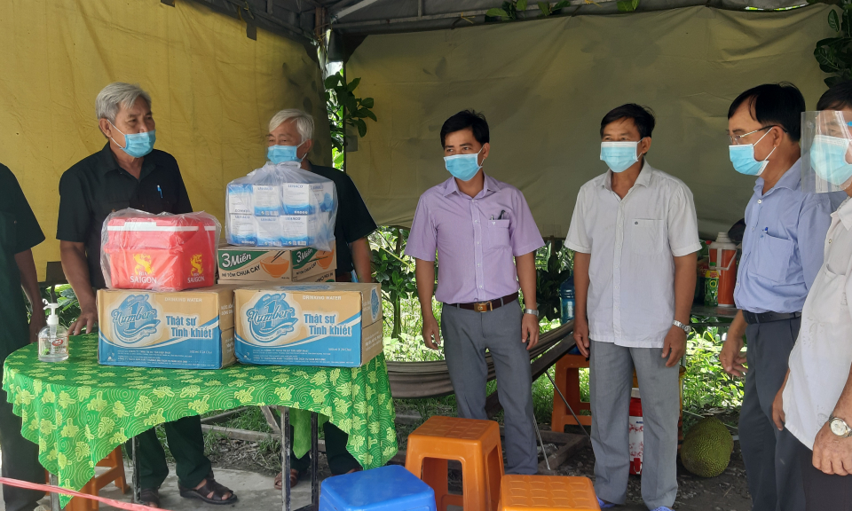 Tân Thạnh: Thăm, tặng quà các chốt kiểm soát phòng chống dịch Covid-19
