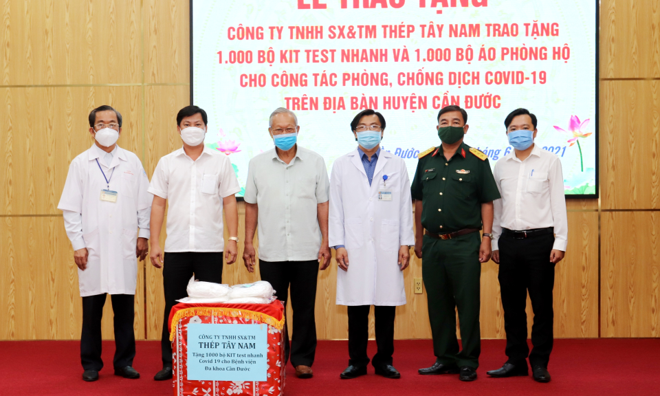 Cần Đước: Tiếp nhận 1000 bộ Kit test nhanh Covid-19 và bộ áo phòng hộ y tế