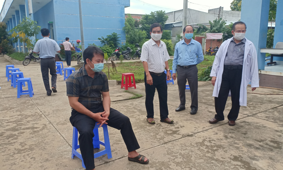 Đức Huệ: An toàn tiêm vắc xin Covid-19 được đặt lên hàng đầu