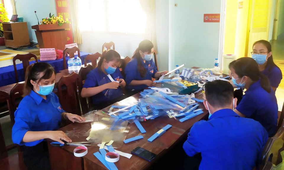 Cần Đước: Đoàn thanh niên tặng 200 tấm chắn ngăn giọt bắn cho lực lượng tuyến đầu