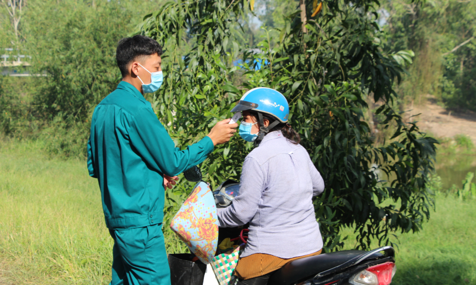 Thủ Thừa: Thăm, động viên lực lượng tại chốt kiểm dịch phòng chống Covid-19