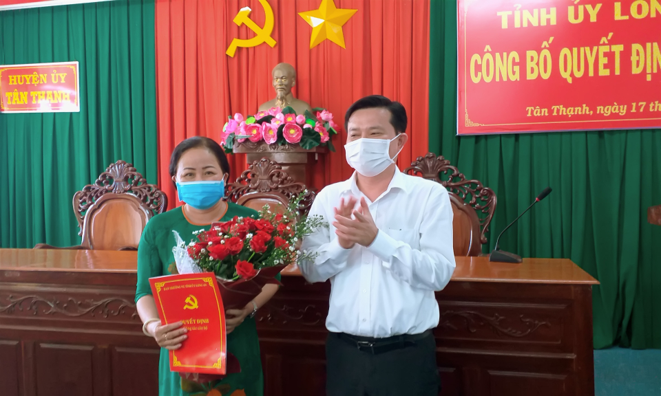 Trao quyết định cán bộ tại huyện Tân Thạnh