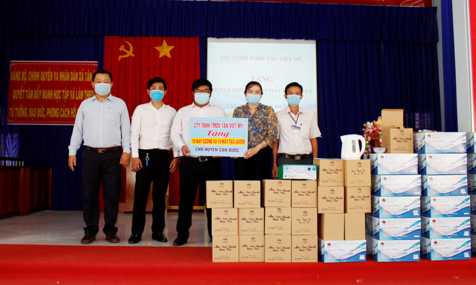 Công ty TNHH TMDV Tân Việt Mỹ tặng 38 máy Ozone và máy tạo Javen cho huyện Cần Đước