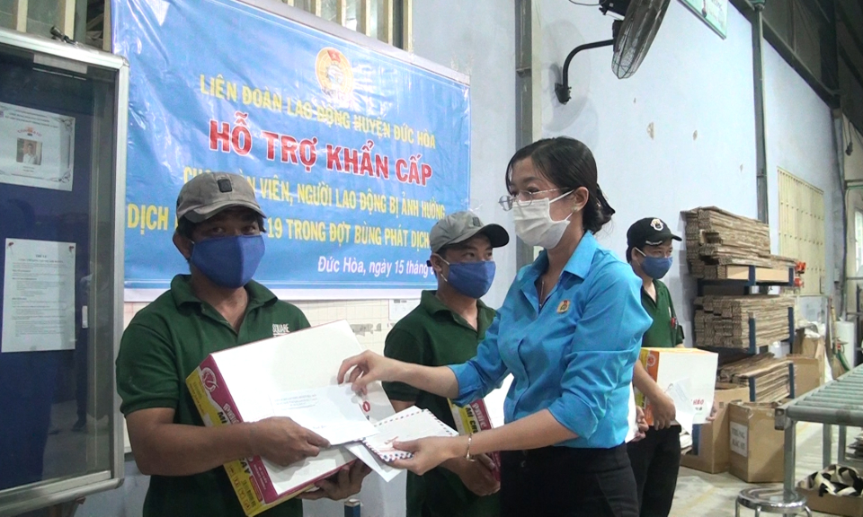 Đức Hòa: Trao quà cho người lao động, hộ nghèo ảnh hưởng bởi dịch Covid-19