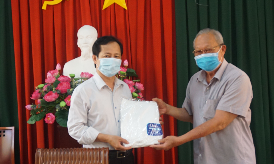 Công ty Cổ phần sản xuất Thép VINA ONE ủng hộ 1.000 bộ quần áo bảo hộ cho công tác phòng, chống dịch