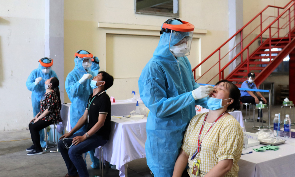 Cần Đước, Bến Lức: Test nhanh kháng nguyên vi rút SARS-CoV-2 cho công nhân