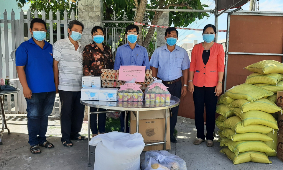 TP Tân An: Trao tặng quà cho các hộ dân và nhu yếu phẩm cho chốt kiểm soát dịch