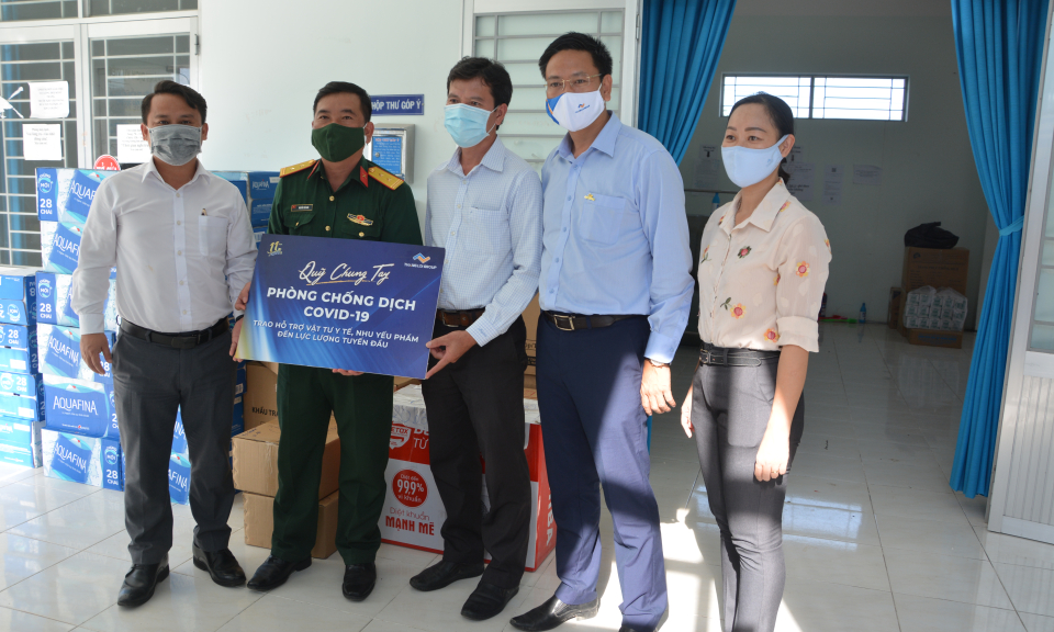 Cần Giuộc: Hỗ trợ vật tư y tế cho lực lượng tuyến đầu chống dịch