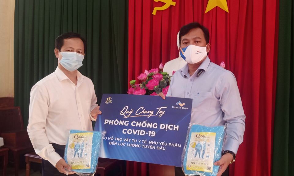 Bến Lức: Hỗ trợ 1000 bộ trang phục bảo hộ cho lực lượng phòng chống dịch