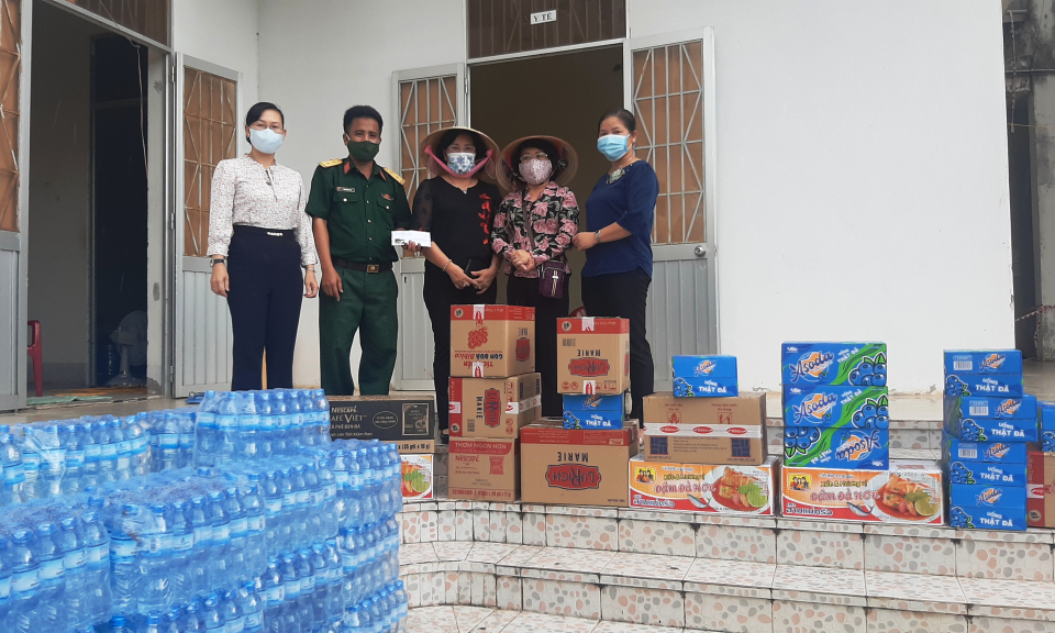 Thăm, tặng quà lực lượng đang làm nhiệm vụ tại khu cách ly tập trung