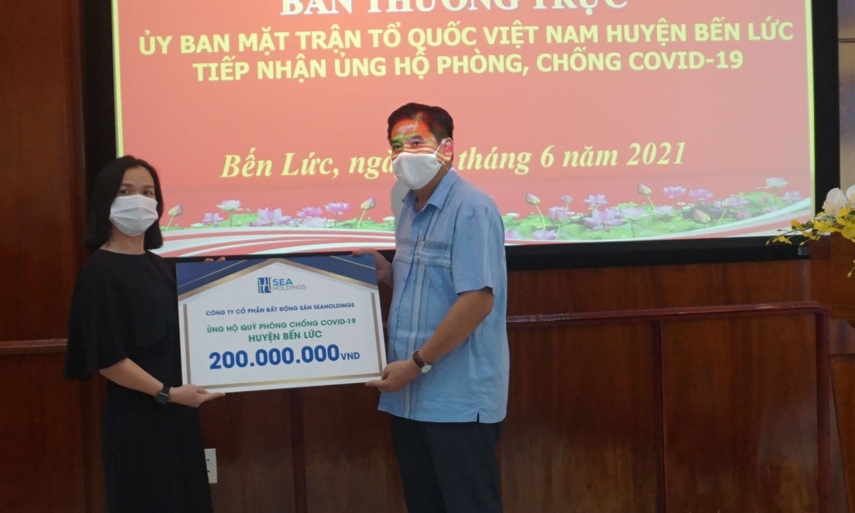 Bến Lức: Tiếp nhận 200 triệu đồng cho Quỹ phòng, chống dịch bệnh Covid-19