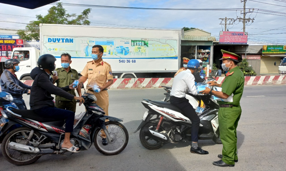 Đức Hòa: Công an huyện phát 125 ngàn khẩu trang cho người dân và công nhân