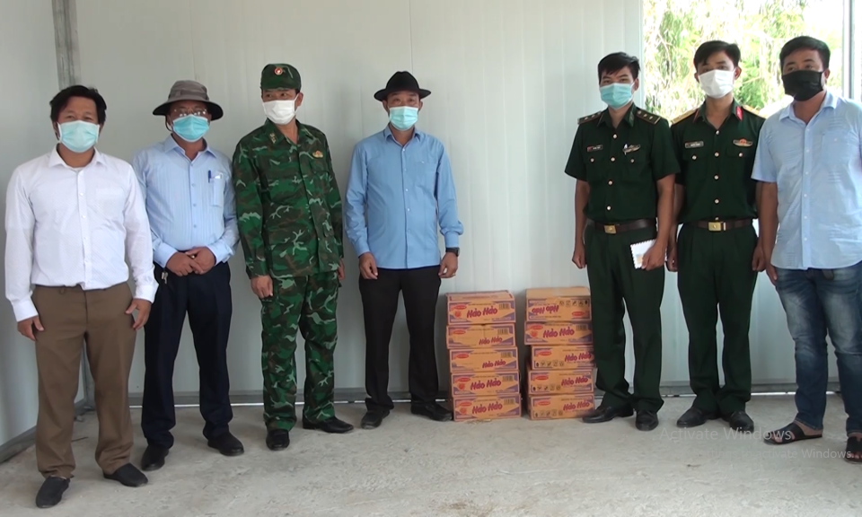 Tân Hưng: Thăm, tặng quà các trạm, chốt trực phòng chống dịch Covid-19