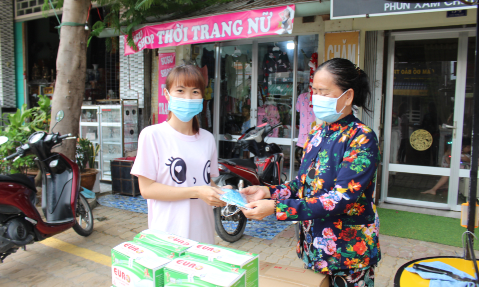 Những chiếc khẩu trang ấm tình người trong mùa dịch