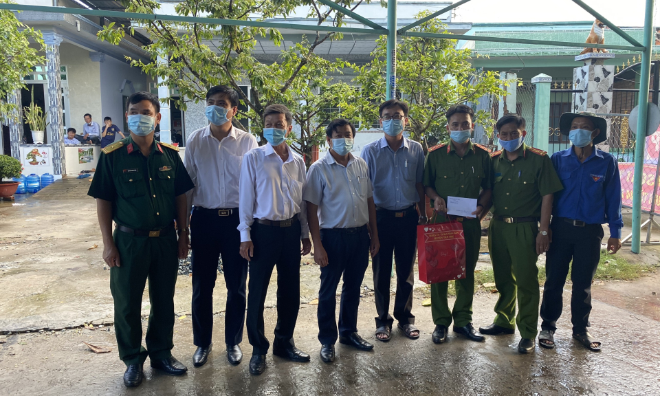Thăm và tặng quà các Chốt kiểm soát phòng, chống dịch Covid-19 tại Tân Trụ