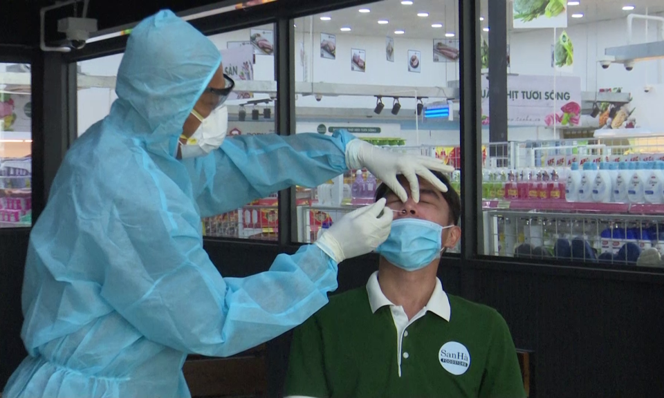 Tân Trụ: Test nhanh kháng nguyên virut SARS- COV-2 cho hơn 200 công nhân viên, người lao động
