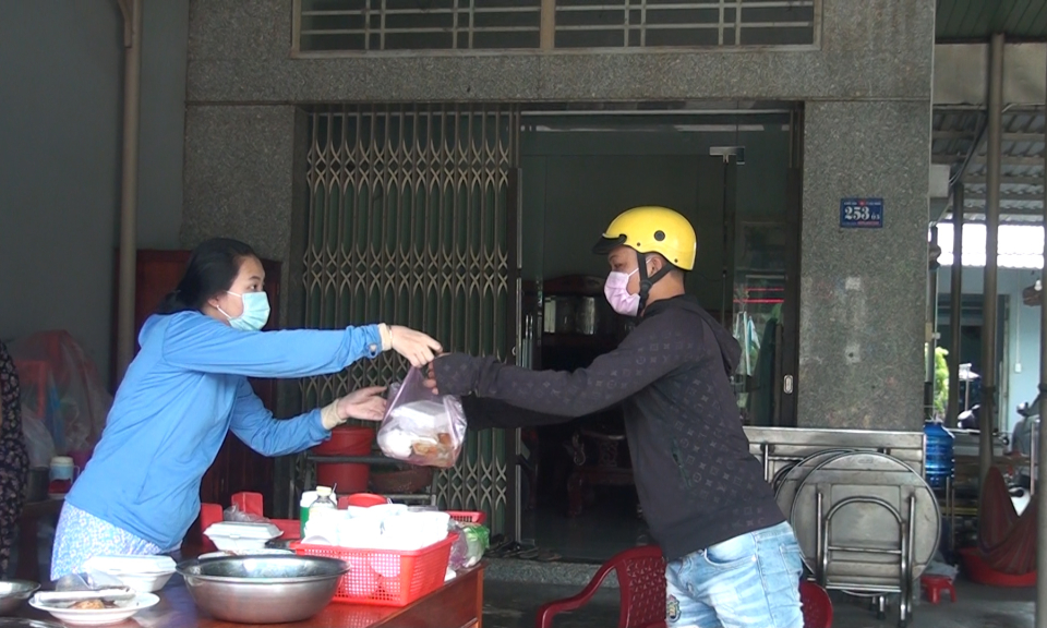 Đức Hòa: Một số quán ăn tạm thời đóng cửa hoặc bán mang về