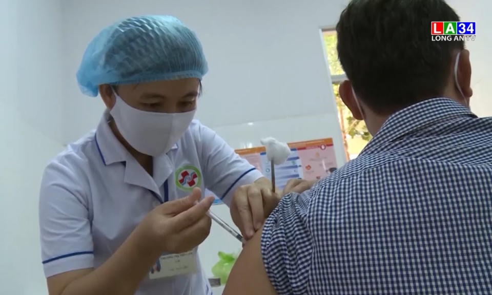 Khẩn trương đẩy nhanh tiến độ tiêm vaccine phòng Covid-19