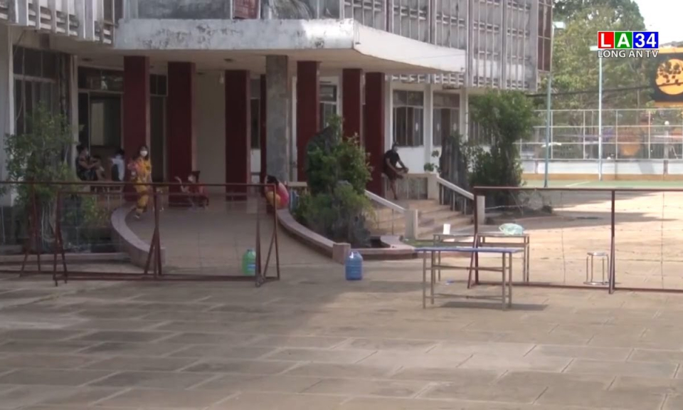 Kiến Tường: Trao quà, tiền hỗ trợ cho trẻ em ở khu cách ly y tế tập trung