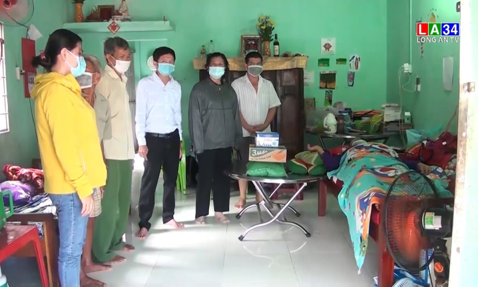 Đức Hòa: Trao quà hỗ trợ người dân có hoàn cảnh khó khăn ảnh hưởng bởi dịch Covid -19