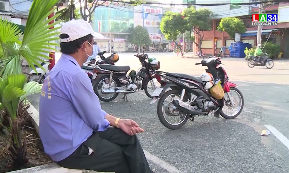“Vượt khó” tài xế xe ôm và taxi quyết tâm chống dịch